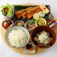 寒い地域で育った銀鮭のハラスはとろける脂で旨みも強く、食べ始めるとご飯が止まりません。まさに米泥棒です。