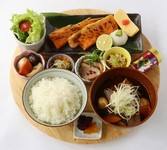 寒い地域で育った銀鮭のハラスはとろける脂で旨みも強く、食べ始めるとご飯が止まりません。まさに米泥棒です。