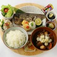 脂が乗った鯖の皮目を炙ることにより、香り、旨みをより引き立てる、焼き方にこだわった焼き鯖です。