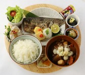 脂が乗った鯖の皮目を炙ることにより、香り、旨みをより引き立てる、焼き方にこだわった焼き鯖です。