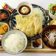 三重県産若鶏のむね肉をふっくらと柔らかく仕上がるように工夫しております。天つゆと岩塩を添えておりますので最後までさっぱり食べられます。