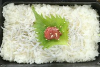 ※ぶりかつ弁当、サーモンカツ弁当、大葉包みのアジカツ弁当の３種には
220円でトッピングできます！