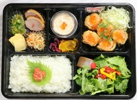 ※ぶりかつ弁当、サーモンカツ弁当、大葉包みのアジカツ弁当の３種には
220円でトッピングできます！