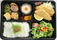 ・タルタルソースまたはおろしポン酢がお選び頂きます
・1枚追加可能350円(税込)
※写真は梅しらすトッピングです。通常はゆかりです。
このお弁当のごはんトッピングは220円で追加可能です。