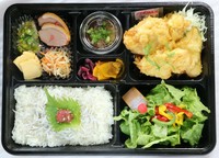 ・タルタルソースまたはおろしポン酢がお選び頂きます
・1枚追加可能350円(税込)
※写真は梅しらすトッピングです。通常はゆかりです。
このお弁当のごはんトッピングは220円で追加可能です。