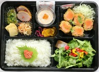・タルタルソースまたは生醤油～わさび添え～がお選び頂きます
※写真は明太子トッピングです。通常はゆかりです。
このお弁当のごはんトッピングは220円で追加可能です。