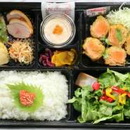 ※写真はいくらトッピングです。通常はゆかりです。
このお弁当のごはんトッピングは220円で追加可能です。