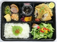 ※写真はいくらトッピングです。通常はゆかりです。
このお弁当のごはんトッピングは220円で追加可能です。