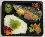 ・タルタルソースまたは生醤油～わさび添え～がお選び頂きます
※写真は明太子トッピングです。通常はゆかりです。

