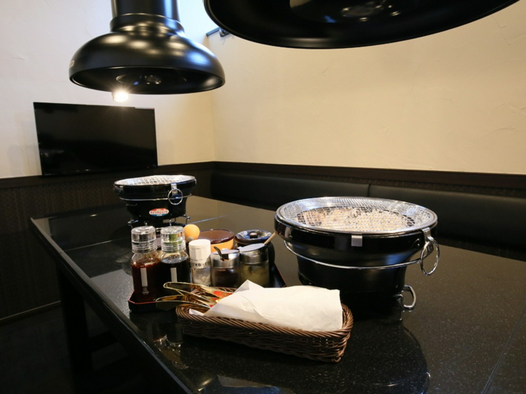 落ち着いた雰囲気のゆとりの座席で、上質な肉をゆっくり味わう