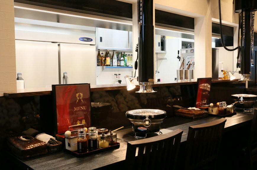 奥行きのあるカウンター席で、料理人との会話を楽しめる