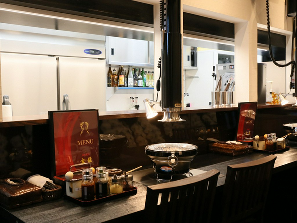 奥行きのあるカウンター席で、料理人との会話を楽しめる