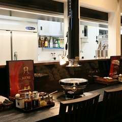 奥行きのあるカウンター席で、料理人との会話を楽しめる