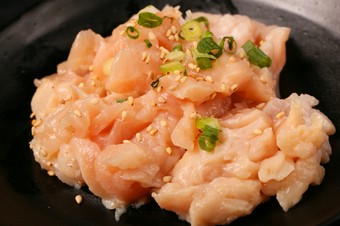 切り方にこだわり、独自の食感と歯切れの良さを追求した「上ミノ＜白肉＞」