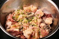 8種のホルモンを存分に堪能する「1kg盛り」(ボウル提供)