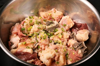 8種のホルモンを存分に堪能する「1kg盛り」（ボウル提供）