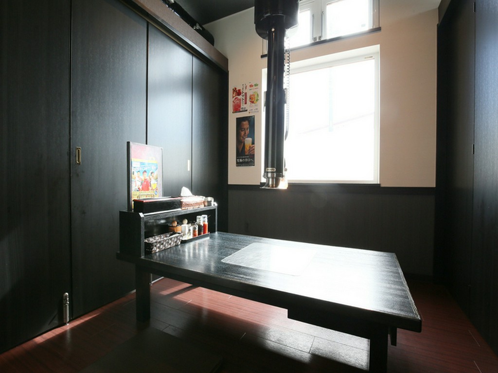 七輪で黒毛和種を堪能できる焼き肉店