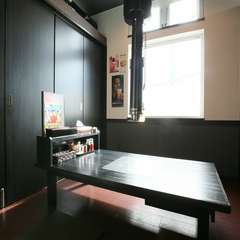 七輪で黒毛和種を堪能できる焼き肉店