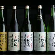 料理とお酒を堪能できる『えん酌コース』もあります。2時間半飲み放題、料理が7品出るので、宴会にも最適。オープン記念で、瓶ビール以外を選べる『飲み放題コース』もあるので、今なら一気にお酒を楽しめます。