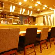 日本酒の楽しみ方が記載されたメニュー表があります。「どれから飲めばいいの？」という方も、気さくな料理人が何でも答えてくれるので安心。落ち気のある店内で、大切な人と初めての日本酒を楽しむことも可能です。