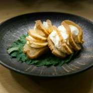 秋田名物いぶりがっこ、とクリームチーズの組み合わせはみんな大好き！