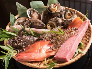 新鮮さにこだわった「魚」や「山菜」など、自然の恵みをお届け