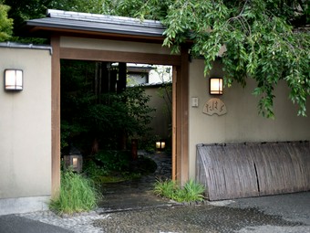 大切な日のお食事に。茶室をご用意し、お茶会にもご利用頂けます