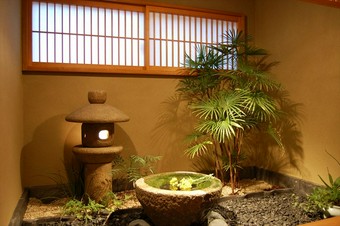 落ち着いた空間で味わう料理。良いひと時をお過ごしください。