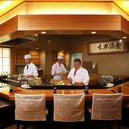 カウンターの醍醐味は、店主との会話はもちろん、長年培ってきた料理の技をみるのも楽しい。
お気軽にお好みを伝えていただけると、懐石コースと違ったおまかせ料理で、心もお腹も満足いただけます。