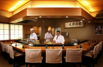 カウンターで店主の技を楽しみながら会話と料理を堪能