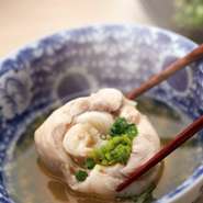 佐賀県有田の雄大な自然で放し飼いにて育てられる「ありたどり」を使用。「ありたどり」ならではの柔らかい肉質をじっくり炊いた総料理長こだわりのスープで提供しています。※ご注文は2人前より承ります。