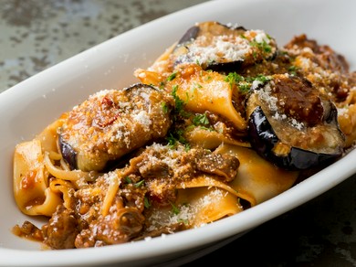 絶品ミートソースをもちもちの幅広生パスタで。『ポルチーニとナスの熟成ミートソース　パッパルデッレ』