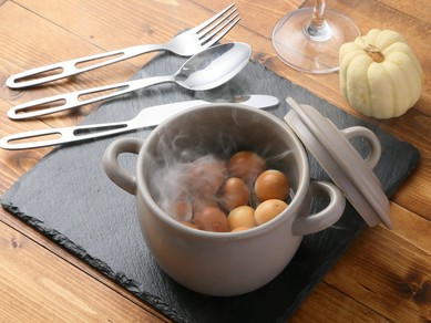 まるで玉手箱！　香り高い燻製の煙がテーブルに立ちのぼる『うずらの卵の壺スモーク』