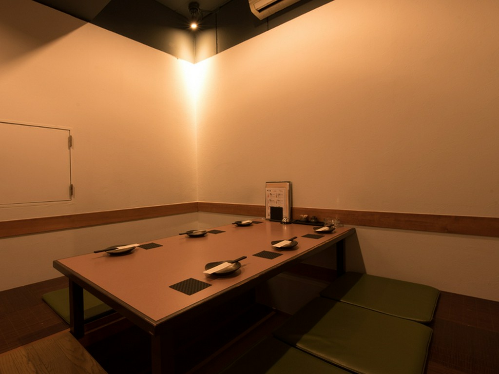 座敷の半個室でゆったりお酒を堪能