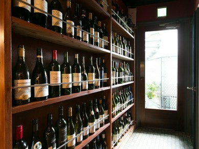 お店自慢の肉料理によく合うワインが充実したラインナップ