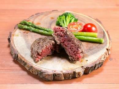 新鮮な牛肉100％でつくられる珠玉の逸品『赤身レアハンバーグ』