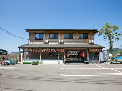 日常の喧騒から離れて、浜辺の店で味覚をとりもどす