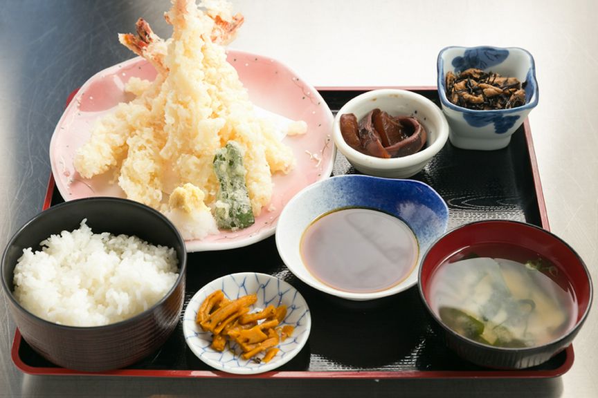 小鉢の数も嬉しい、ボリュームの『大エビ天定食（大エビ５尾、野菜）』