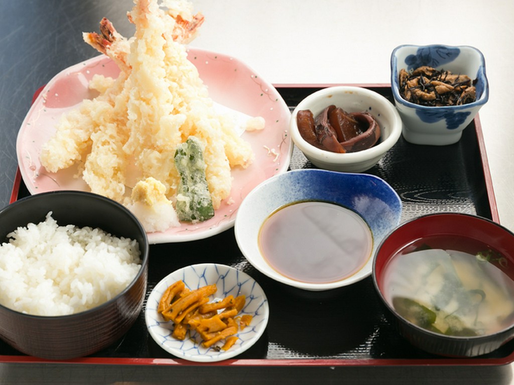 小鉢の数も嬉しい、ボリュームの『大エビ天定食（大エビ５尾、野菜）』