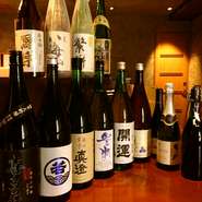北は北海道南は九州壱岐まで全国の純米酒を取り揃えてあり常時30種類の銘柄が楽しめます。お手頃なグラスサイズもあるのでお好みの味を探してください。
熊本から直送されるこだわりの馬刺しとの相性抜群です。