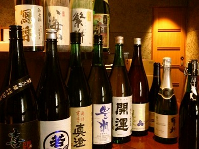 全国から取り寄せた30種類の地酒は馬刺しとの相性が抜群です