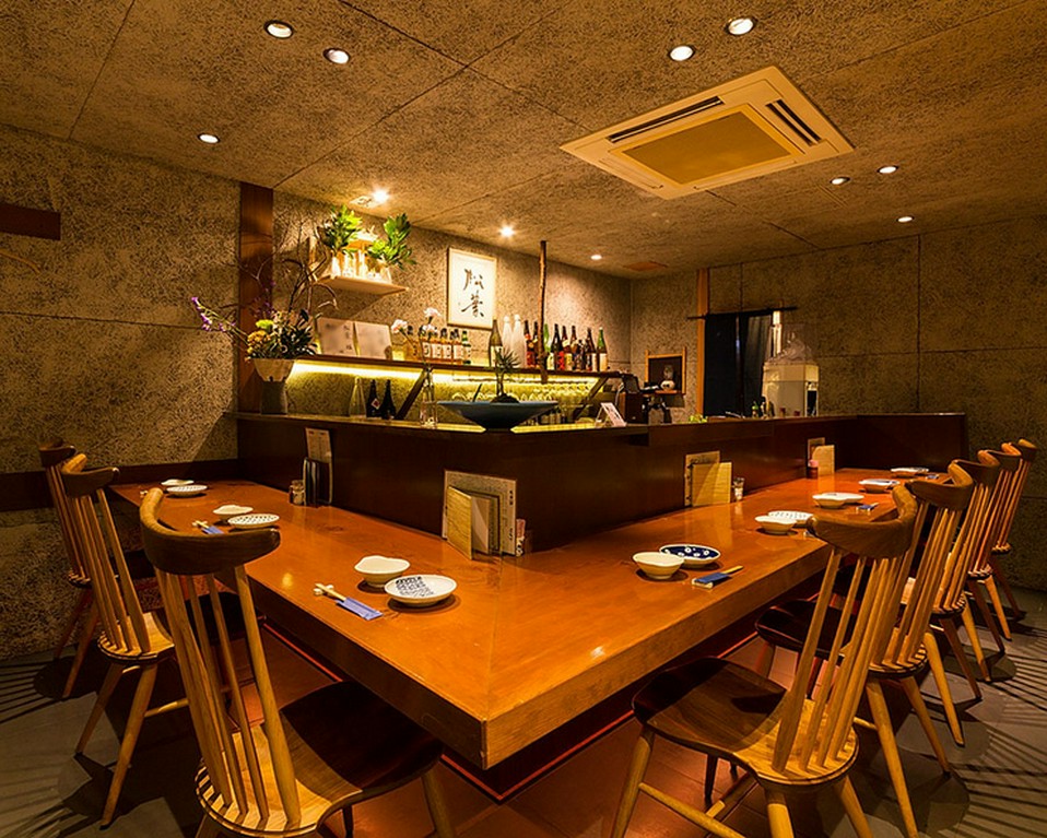 まるでBarのようなもつ鍋専門店。デートや会食におすすめ