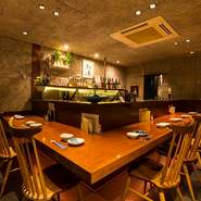 広めのカウンターにジャズの流れる静かな店内。もつ鍋店らしからぬ落ち着いた雰囲気。看板メニューの柚子もつ鍋は上品で舌の肥えた方も太鼓判の味わい。熊本直送の馬刺しや全国から集めた日本酒が人気の大人の隠れ家