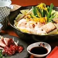 ジャズが流れる店内で落ちついて食事が楽しめるお店。薬院・平尾周辺のご夫婦や大切な方との接待などに利用されております。広めのカウンターでゆったりくつろぎながら食事が楽しめます。柚子もつ鍋や馬刺しが人気。