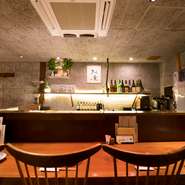 落ち着いた雰囲気の店内は、大人のデートや接待におすすめです。ゆったり自分のペースで心ゆくまでくつろぎ、絶品のもつ鍋に舌鼓できます。