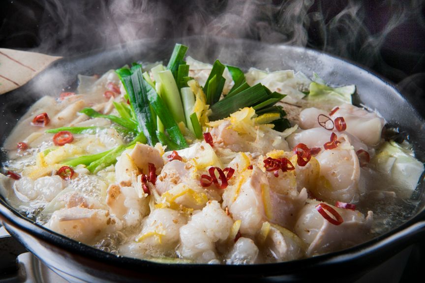 和風だしの風味と柚子の香り。しょうが味とにんにく味から選べるさっぱりした味わいの『柚子もつ鍋』