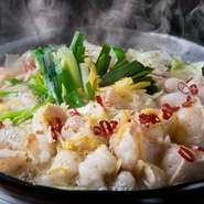 信頼のおける業者から仕入れる新鮮なもつが使われています。脂ののったもつの旨みと、ほんのり柚子をきかせたすっきりスープが絶妙。〆はベトナムフォーなどの麺またはごはんのうち5種から、もつの部位も選べます。