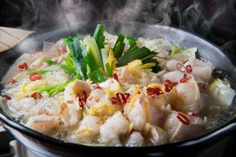 和風だしの風味と柚子の香り。しょうが味とにんにく味から選べるさっぱりした味わいの『柚子もつ鍋』