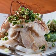 一般的な酢もつはこりこりした歯ごたえですが、ボイルすることで柔らかい食感に仕上がっているのが【松葉】流。明治時代から続く老舗のポン酢で和えたさっぱりとした味わいは、お酒のアテにもぴったりです。