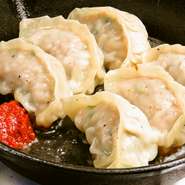 具材に鶏の軟骨、牛もつ（白もつ・赤もつ）を加えた特製餃子。下味がしっかりついているのでそのままおいしく食べられます。口に入れるともつの脂がジュワー！　お好みで練り一味をつけるのもオススメです。